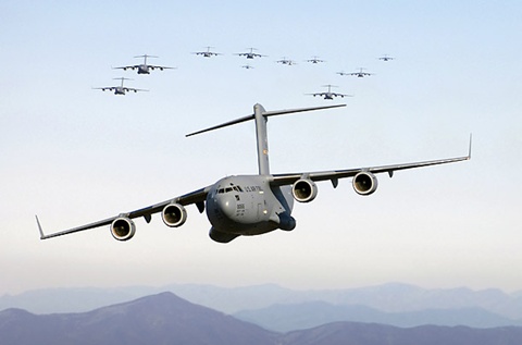 Máy bay vận tải quân sự của Không quân Mỹ được sử dụng để di chuyển quân đội đến vùng chiến sự, thực hiện di tản y tế và các sứ mệnh thả dù.